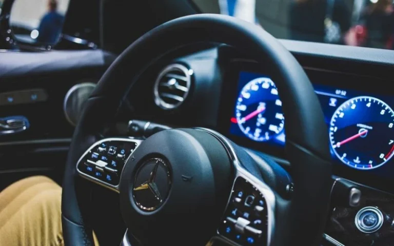 Mercedes-Benz повертає фізичні кнопки для зручності водіїв