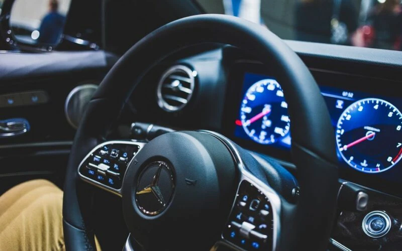 Mercedes-Benz повертає фізичні кнопки для зручності водіїв