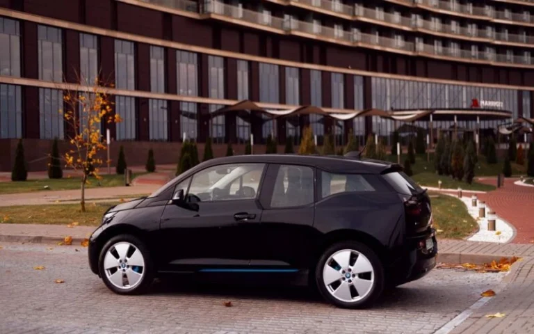 BMW випробовує сонячний електромобіль Luminetta з надлишком енергії
